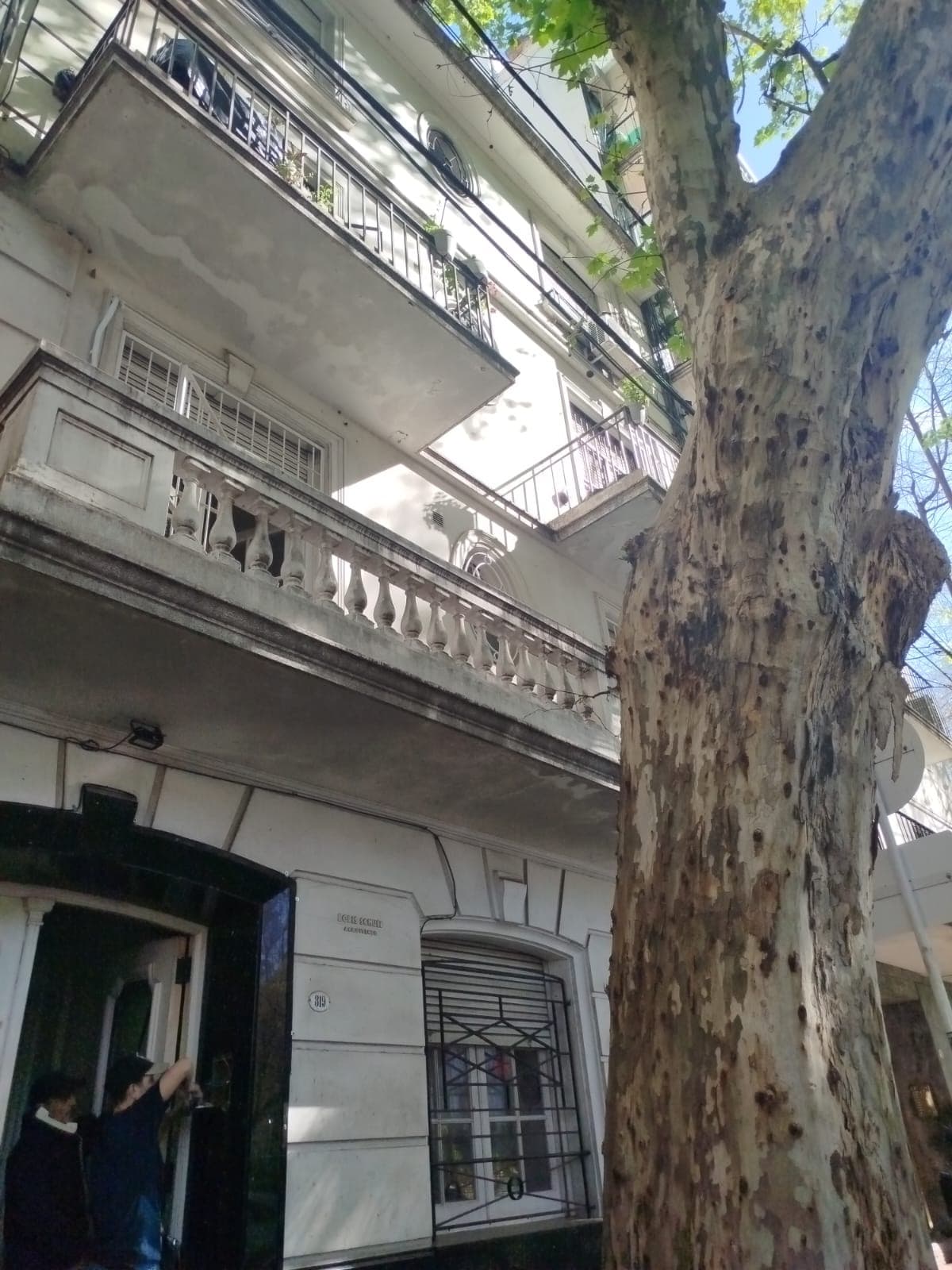 Antes — Pintura en Frente del Edificio